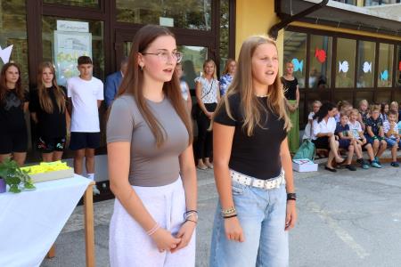 PRVI ŠOLSKI DAN CERKNICA 01 FOTO LJUBO VUKELIČ